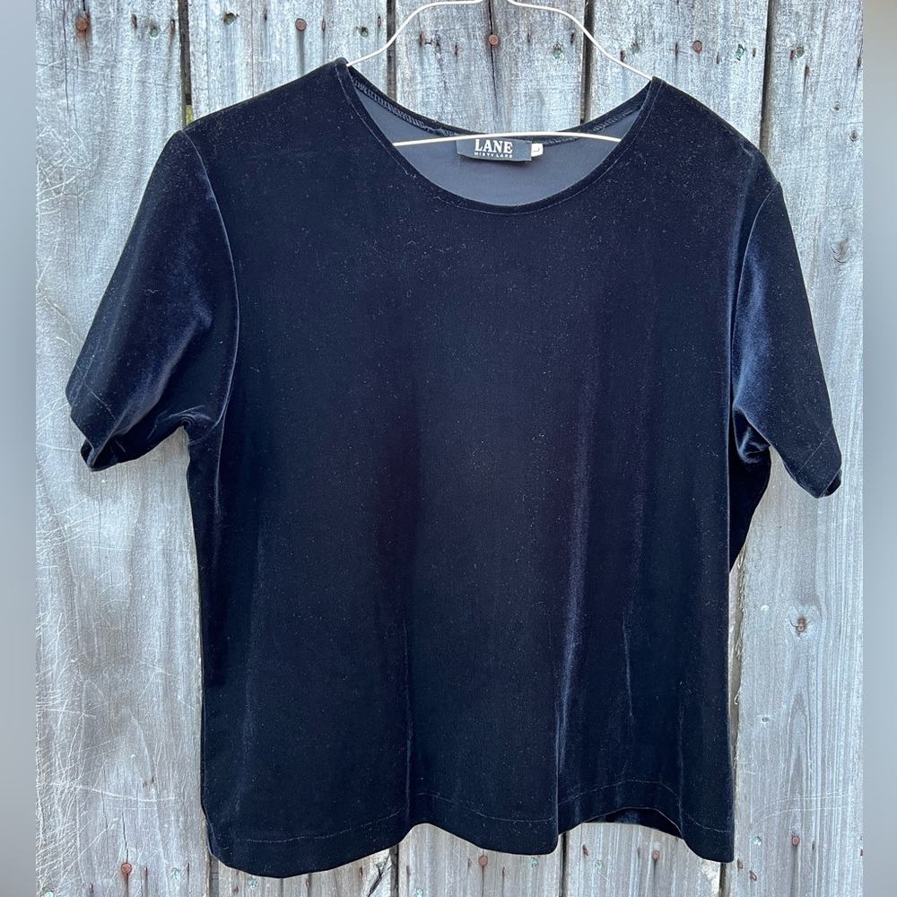 WOMEN’S LANE VELVET TOP.